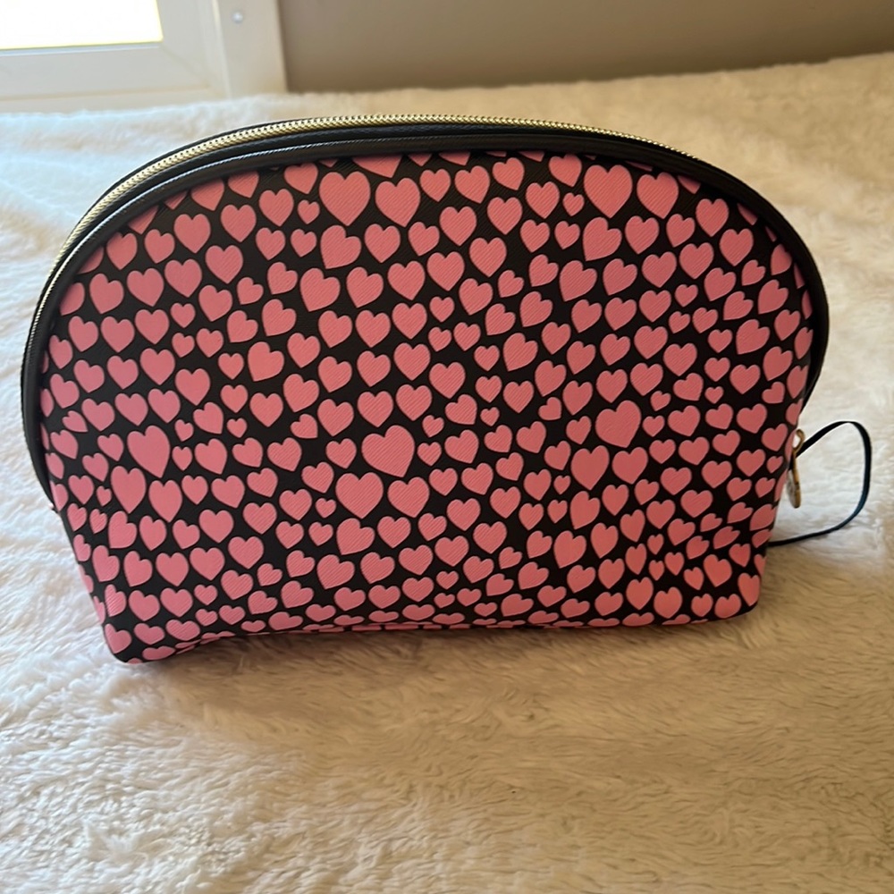 NWOT Heart Cosmetic Case